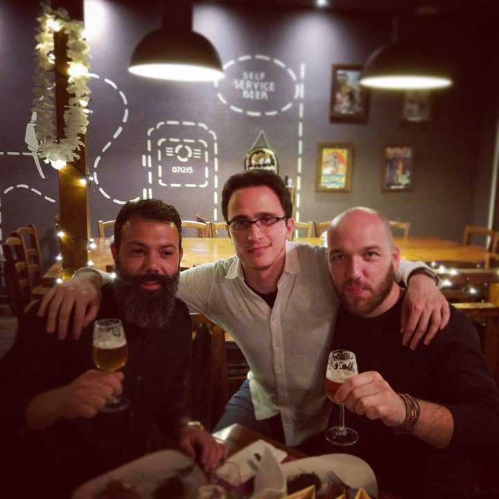 #diariodibordo CRAK Brewery Foto di rito e discussione sulle lattine,…