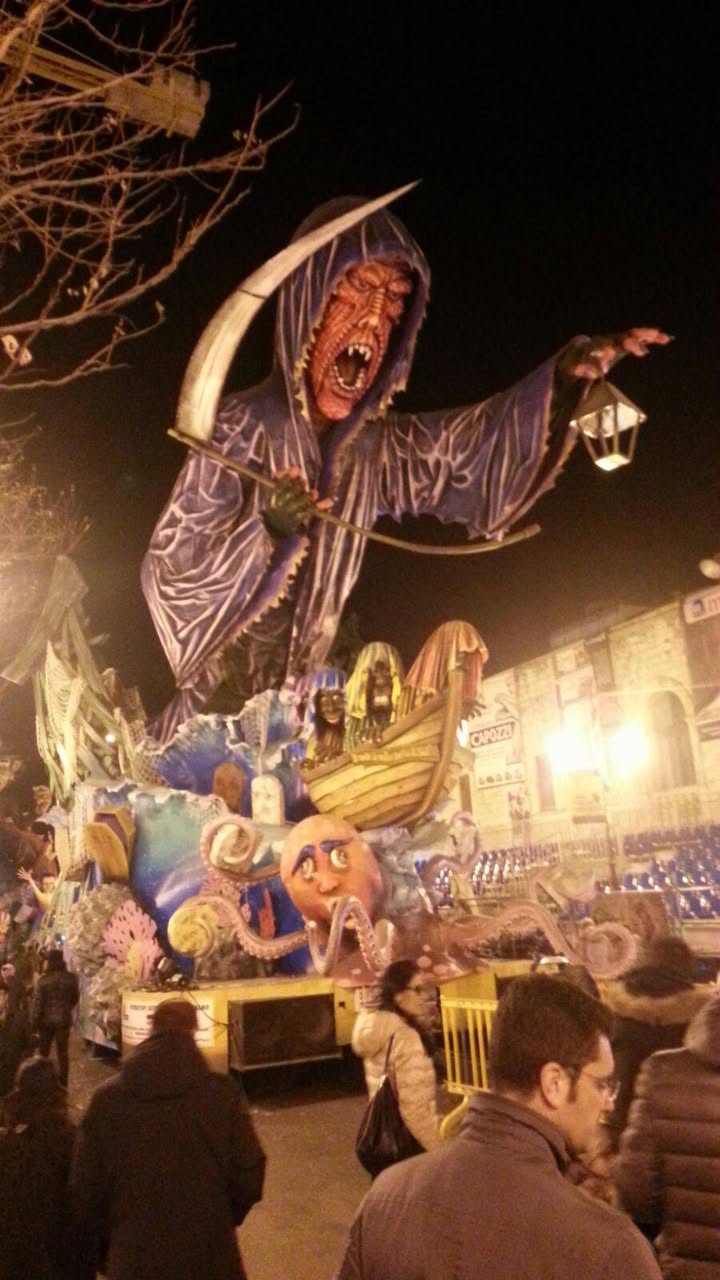 di questi giorni un giro al carnevale di Putignano ci sta tutto e dall
